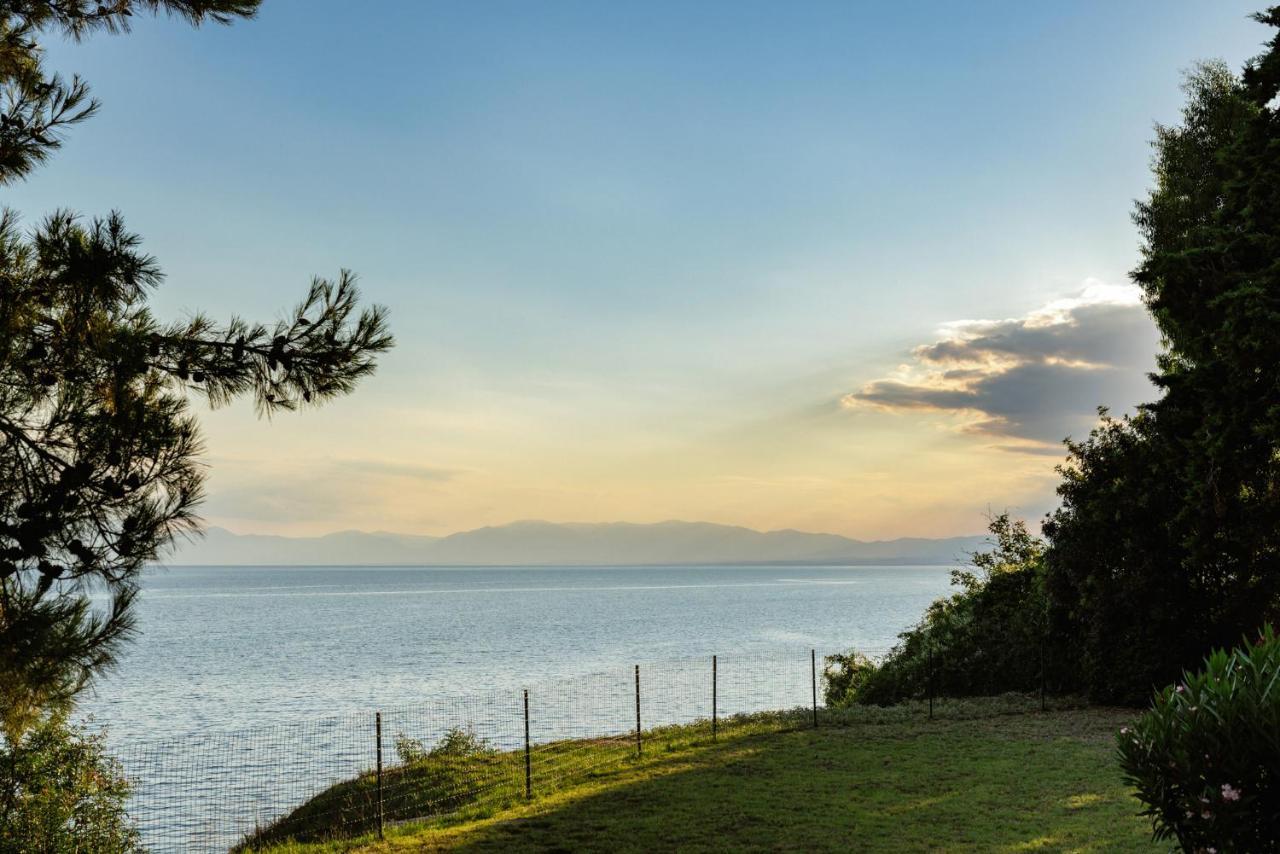 Luna Villa Private Beach Néa Irákleia Eksteriør billede
